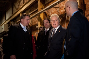 Jean Charest discussing in the Thurso factory